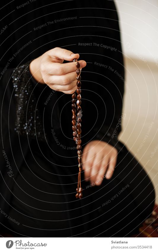 Gebetshände einer Frau, die einen Rosenkranz hält Perlen Mann Hände muslimisch Symbol beten Religion Glaube heilig Islam Allah Gott Meditation Ramadan