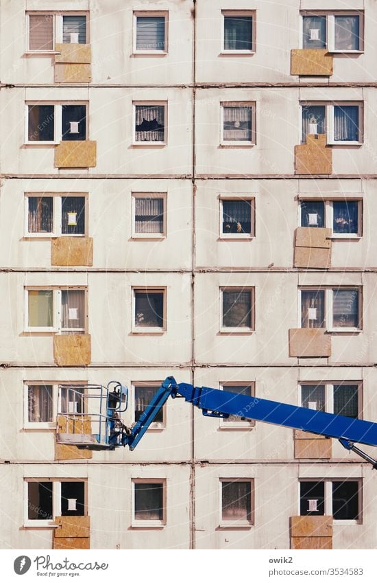 Schicksalsgemeinschaft Plattenbau Wohnblock Fenster Etagen Baustelle Sanierung Beton Glas Metall Greifarm Hebebühne Arbeit Fassade Architektur Haus Menschenleer