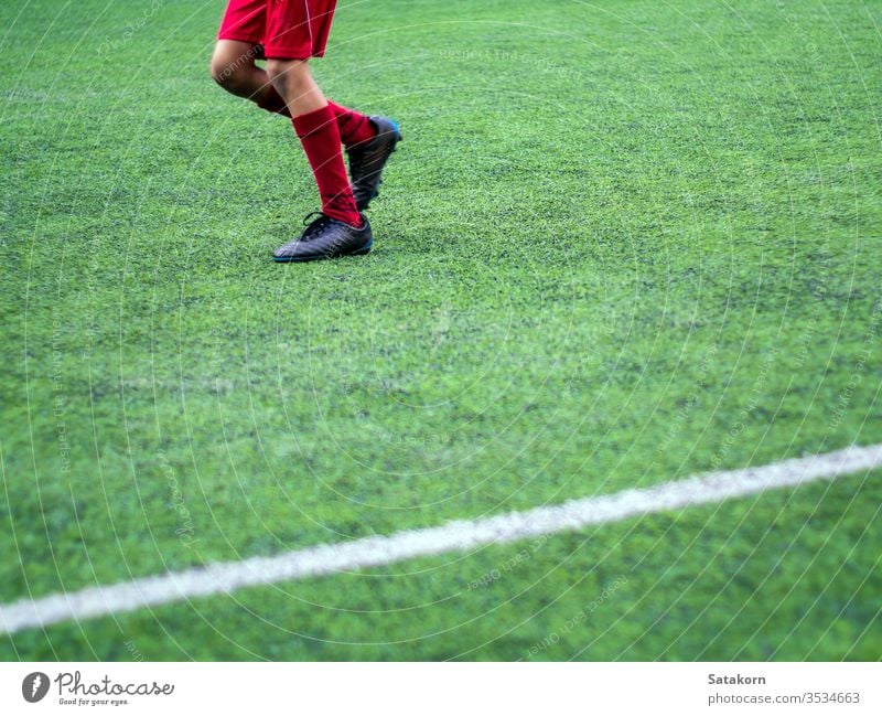 Die Fussballer treten in farbigen Sportarten der Grundschule an Fußball Kinder Schule Spiel grün Streichholz spielen Junge jung Hintergrund Feld Spieler