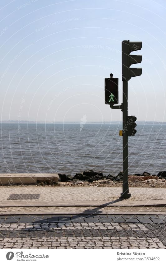 grüne ampel am meer fußgängerampel ampelmännchen horizont himmel strand ufer weite los frei gehen losgehen starten konzept zeichen signal symbol urlaub ferien