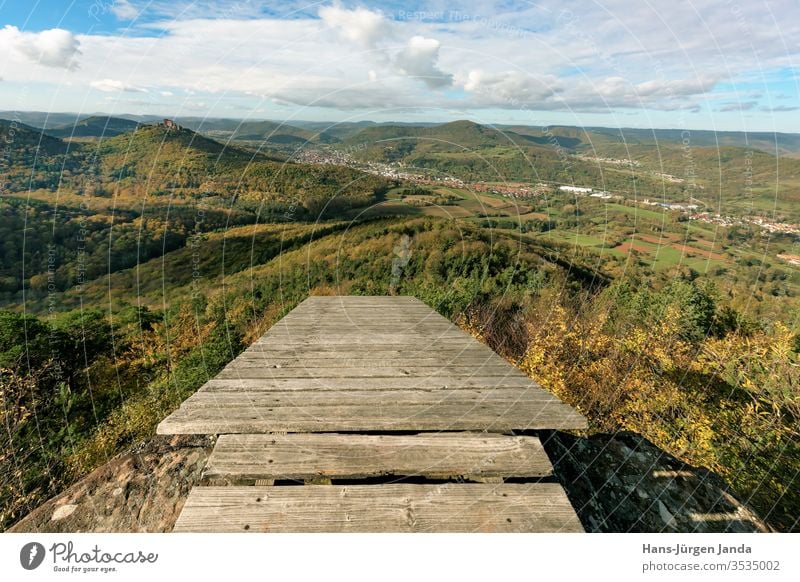 Paragliding Startplatz auf einer Bergspitze mit Blick auf den Pfälzer Wald (Deutschland) deutschland wald himmel wolkengebilde natur panorama blau grün