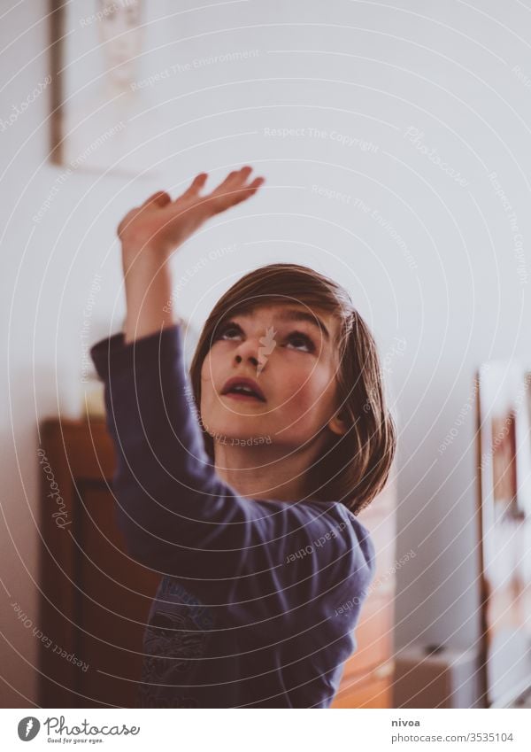 Junge spielt mit Ballon Konzentration Spielen Luftballon Kind Freude Außenaufnahme Kindheit im Innenbereich hochreichen Farbfoto Porträt Nahaufnahme Spielzeug