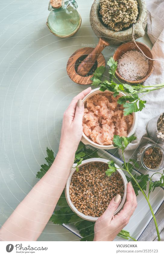 Frauenhände halten Schüsseln mit Zutaten für schmackhaftes Kochen. Ansicht von oben Essen zubereiten Vorbereitung Licht Küche Tische frisch Gewürz Beteiligung