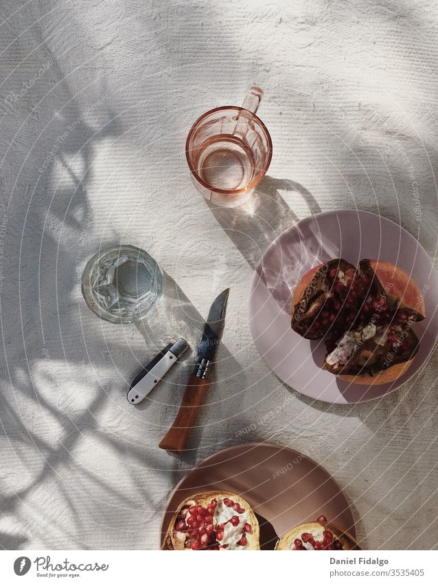 Granatapfel-Flatlay Lebensmittel Foodfotografie Flachlegung Frucht Gesundheit Wellness gesunde Ernährung Gesunder Lebensstil