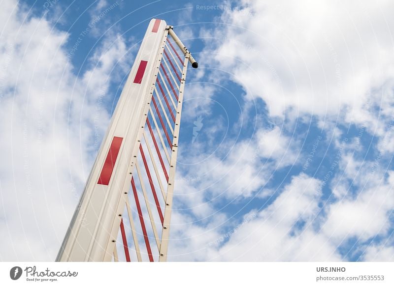 Reisen erlaubt | geöffnete Schranke vor Schönwetterhimmel offen schranke coronalockerung Freiheit nach Corona Schlagbaum Himmel Durchlass öffnen outdoor