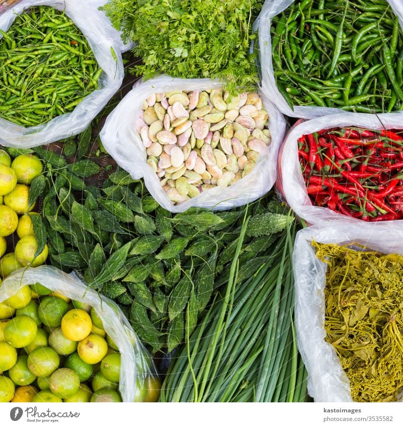 Bauernmarkt mit verschiedenen einheimischen farbenfrohen frischen Früchten und Gemüse. Markt Lebensmittel Marktplatz Bauernhof Vegetarier Gurken Bohnen