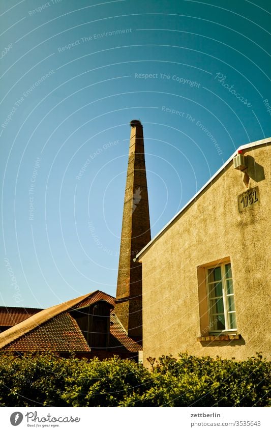 Schornstein schornstein esse fabrik industrie manufaktur ziegelei hundisburg sachsen-anhalt himmel wolkenlos haus gebäude anlage dach giebel fenster