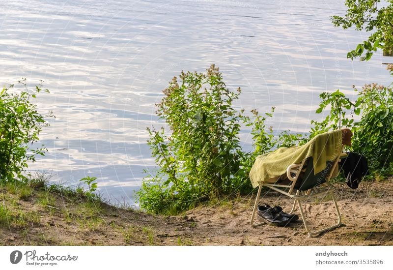 Es ist Zeit, wieder schwimmen zu gehen Baden Strand Schönheit in der Natur Hab und Gut Berlin schwarze Schuhe Stuhl Umwelt Spaß Garten Gras grün Fröhlichkeit