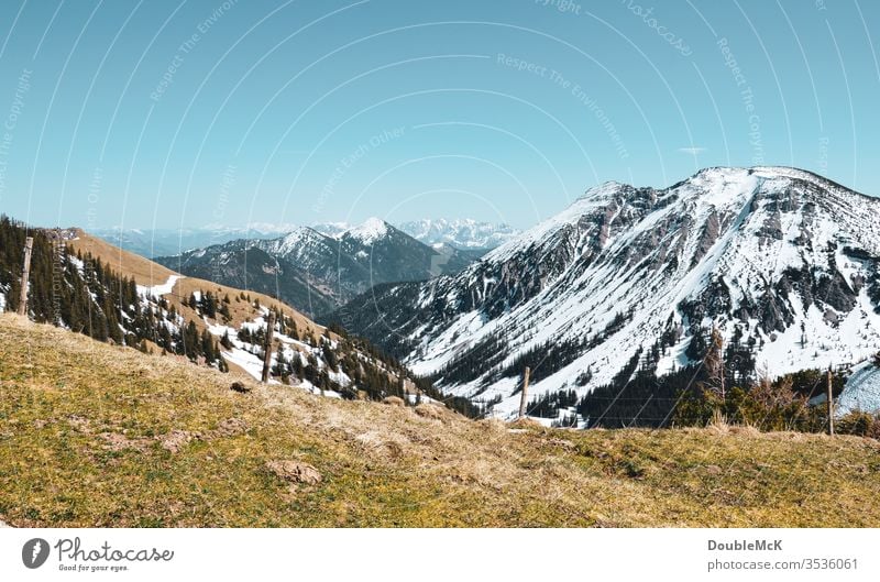 Leicht schneebedeckte Berge der Bayerischen Voralpen im Herbst Alpen Gebirge Berge u. Gebirge Himmel blau Gipfel Landschaft Natur Außenaufnahme Farbfoto Tag