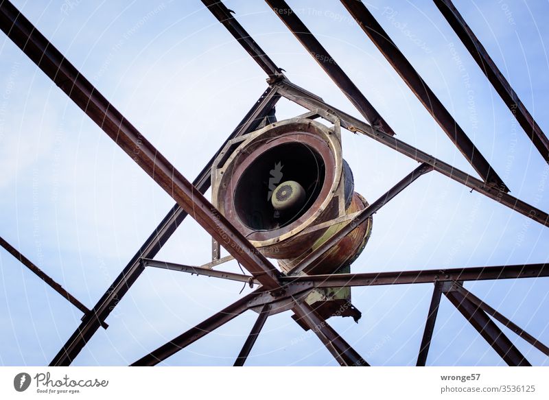 Alter Ventilator einer Werkhalle unter freien Himmel alt rostig Abluft Abluftventilator Halle Dachkonstrucktion Hallendach Stahlträger Farbfoto Metall