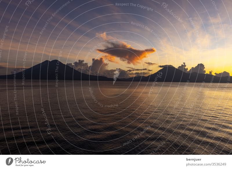 Boot am See-Atitlan in Guatemala sehen Berg Fahne Vulkan lÃ¤ndlich sonnenuntergang Wolke orange Landschaft Reisen Natur Sommer Tourismus Mittelamerika Wasser