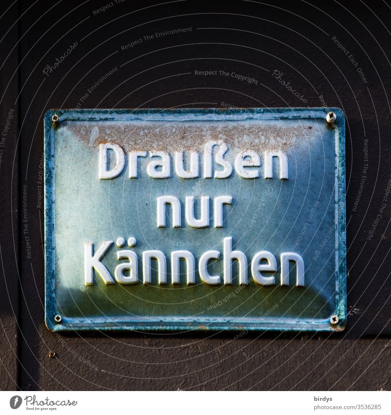 Draußen nur Kännchen. Altmodisches Schild mit dem Hinweis das im Außenbereich der Gastronomie nur große Portionen Kaffee seviert werden Cafe Kännchen Kaffee