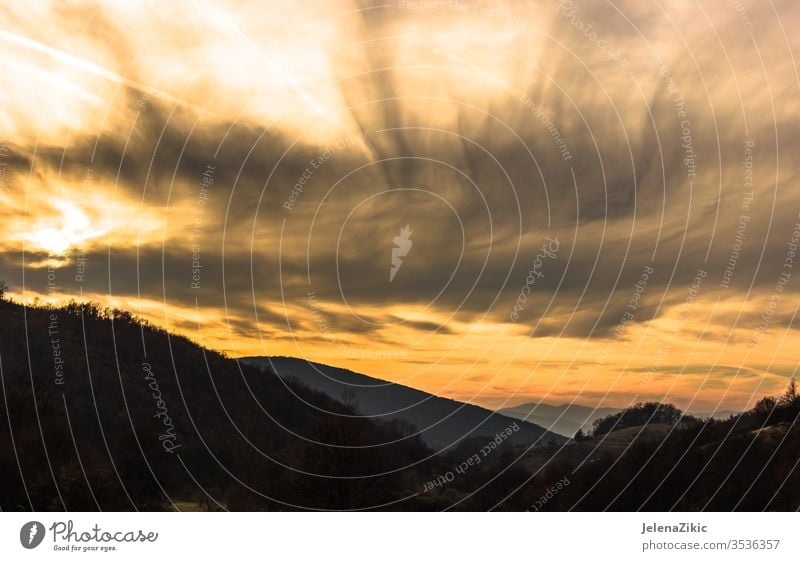 Dramatischer Himmel mit Wolken bei Sonnenuntergang Silhouette Natur Licht orange gelb Landschaft dunkel Szene Abenddämmerung Sonnenaufgang blau Sonnenlicht rot