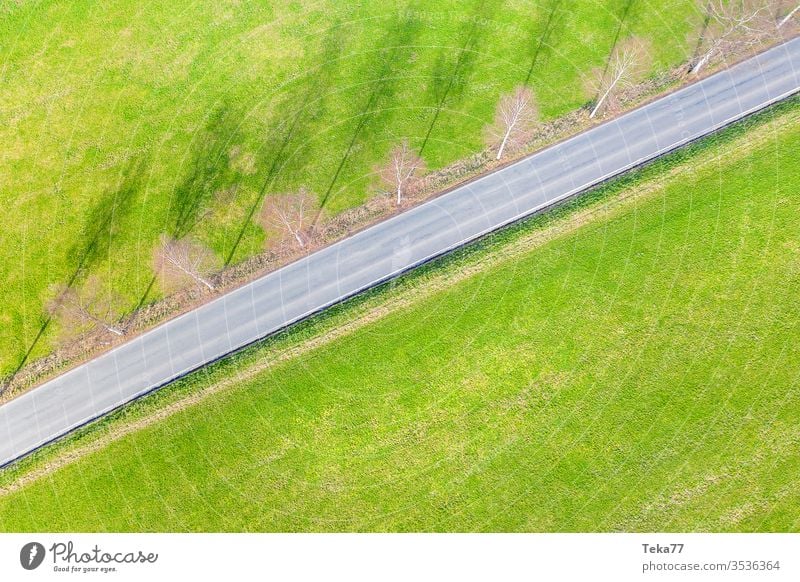 Wiesenstraße von Oben wiese verkehr leer grün von oben landstraße schatten sonne