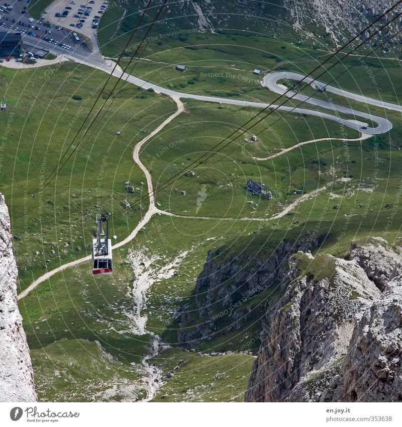 Natur pur? Ferien & Urlaub & Reisen Tourismus Ausflug Sommerurlaub Berge u. Gebirge wandern Landschaft Gras Felsen Alpen Verkehrswege Straße Wege & Pfade