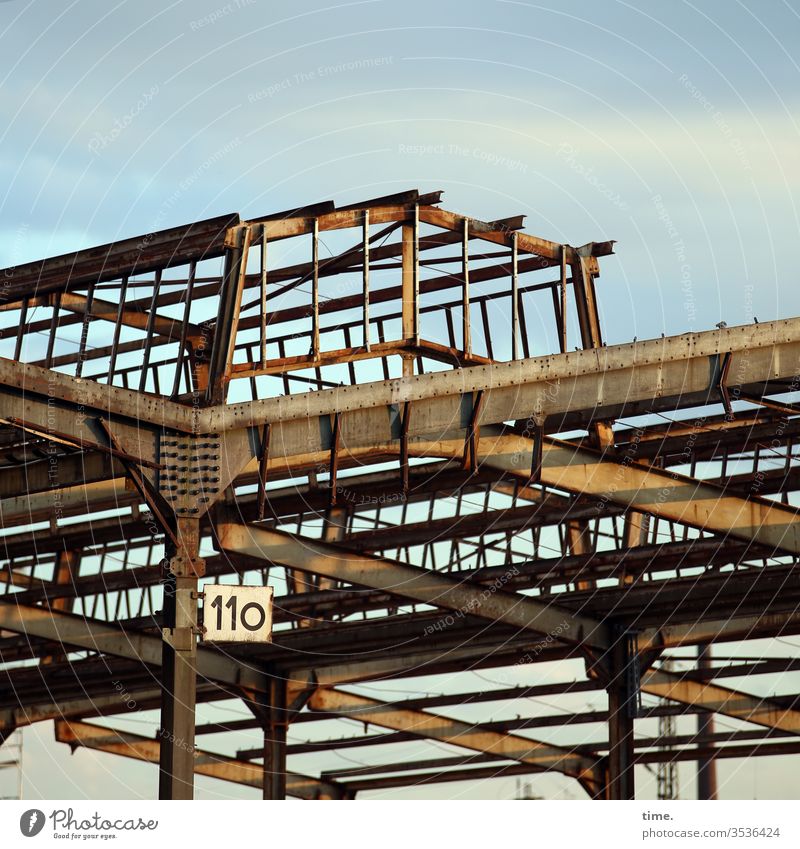 Zeitzeuge sonnenlicht himmel hoch stabil eisen bauwerk architektur güterbahnhof konstruktion verwirrend komplex damals früher nostalgie schild zahl dach