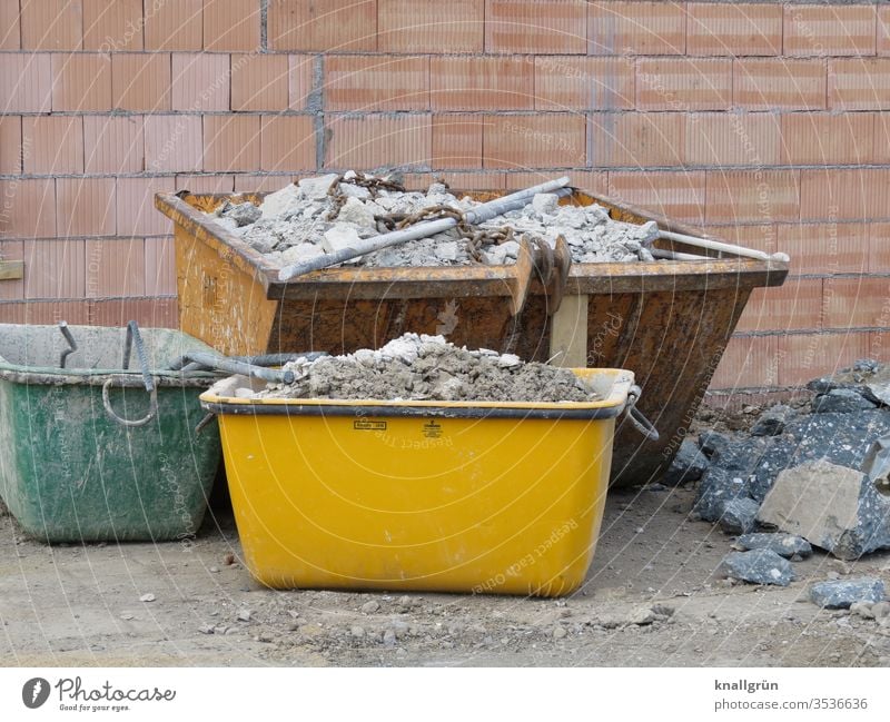 Drei unterschiedlich große und verschiedenfarbige Behälter mit Bauschutt auf einer Baustelle Behälter u. Gefäße dreckig Außenaufnahme voll schmutzig Container