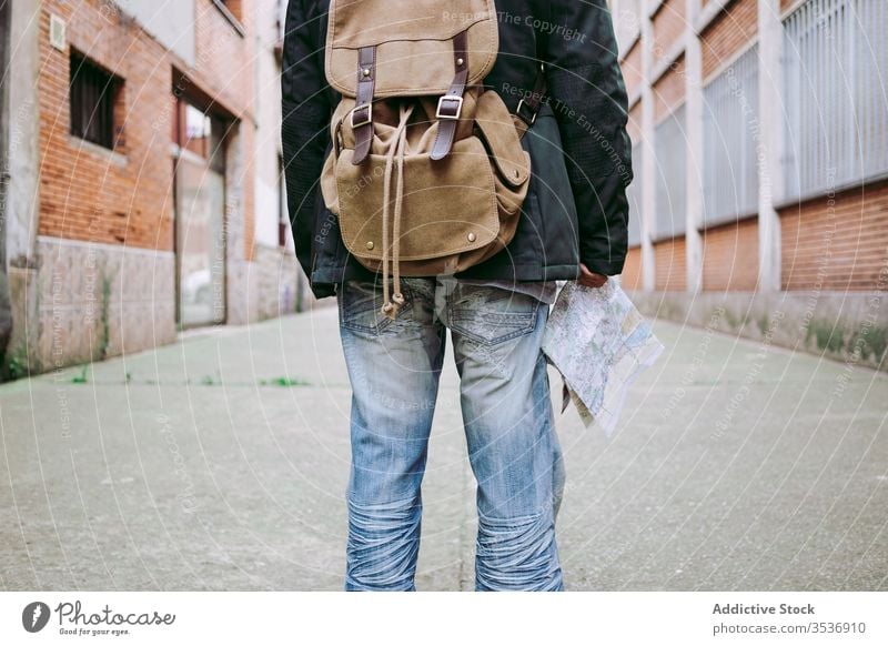 Männlicher Tourist zu Fuss mit Rucksack und Karte auf der Strasse Mann Landkarte Spaziergang reisen Reisender Ausflug schlendern Lifestyle Ausflugsziel Stadt