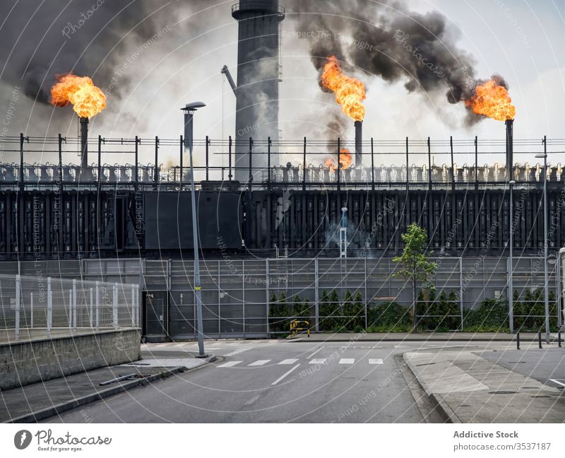 Außenbereich der Kokerei mit Rohren und Koksbatterien Pflanze Koks-Batterie Röhren industriell Rauch Fabrik Flamme Gebäude verwittert Aviles Spanien Industrie