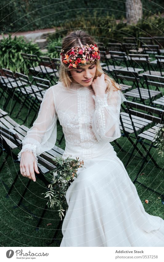 Elegante Braut ruht auf Gästesitzen Frau Festakt Hochzeit Garten Stuhl Augen geschlossen elegant ruhen Gast Sitz Blüte Blütezeit Windstille idyllisch feiern