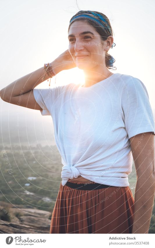 Friedliche Hipsterin bei Sonnenuntergang im Hochland Frau reisen friedlich malerisch bewundern Landschaft Urlaub Sigiriya Sri Lanka ruhig Gelassenheit