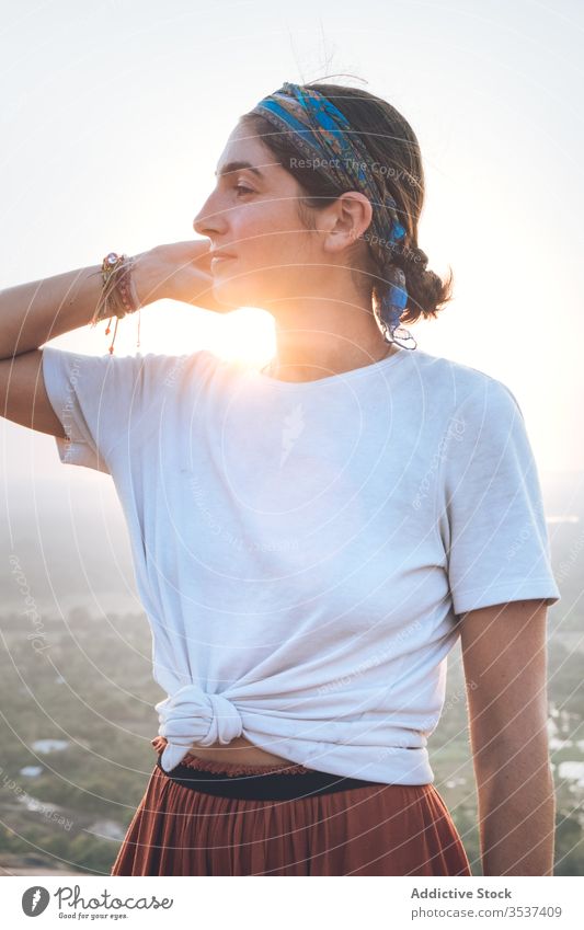 Friedliche Hipsterin bei Sonnenuntergang im Hochland Frau reisen friedlich malerisch bewundern Landschaft Urlaub Sigiriya Sri Lanka ruhig Gelassenheit