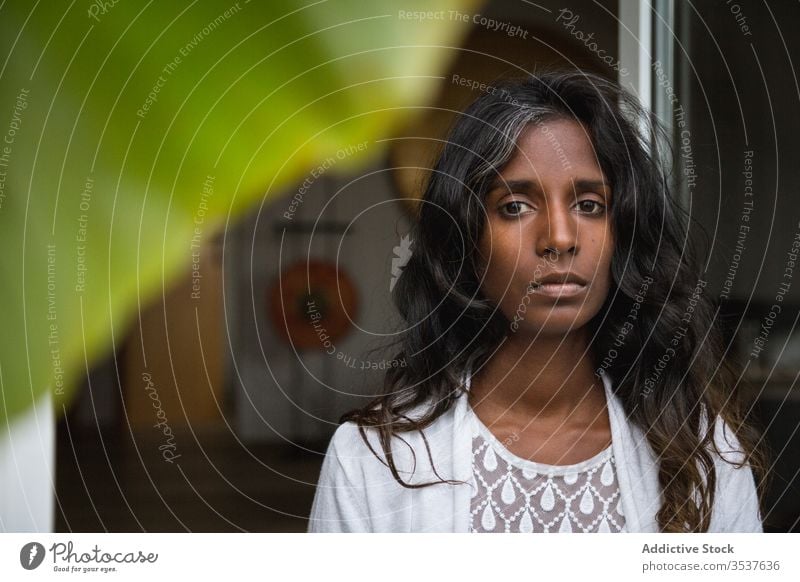 Indische Frau entspannt sich auf dem Balkon sich[Akk] entspannen Terrasse Wochenende genießen lässig Outfit ethnisch Inder hinduistisch Bekleidung anhaben