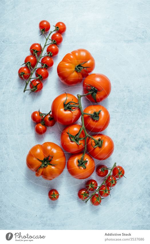 Frische reife große und kleine Tomaten auf dem Tisch Ernte Lebensmittel Mahlzeit frisch Vorbau Porree Kirsche Gesundheit rot Ernährung Vitamin Paprika Ackerbau