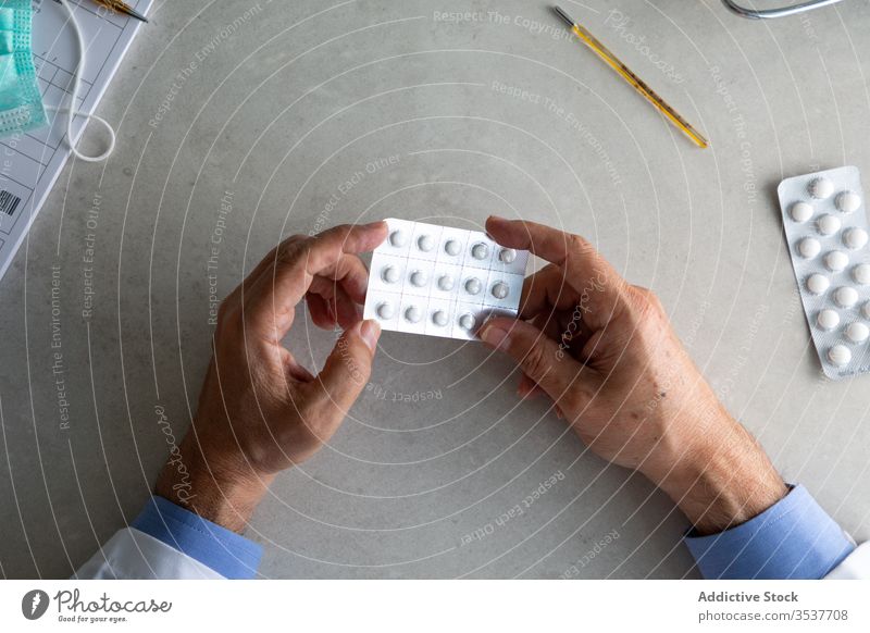 Männlicher Arzt mit Tabletten in der Blase verschreibt Behandlung Leckerbissen Praktiker Mann Klinik Virus Infektion Rudel Bund 19 Ausbruch Krankheit männlich