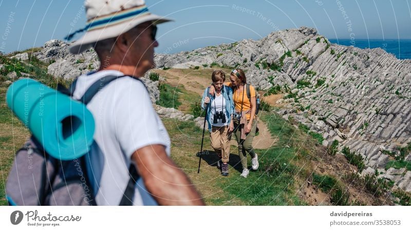 Familie übt sich im gemeinsamen Trekking im Freien wandern umarmend Senior Mutter Tochter Berge u. Gebirge Feld Natur Sommer Wanderung Erholung Menschen