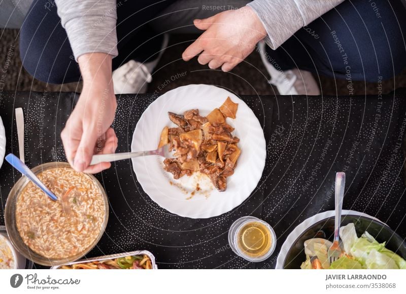 Zu Hause chinesisches Lieferservice essen .Top view.Relax time.Enjoy the weekend.Enjoy the isolation. weg Hintergrund Chinesisch chinesisches Essen bequem