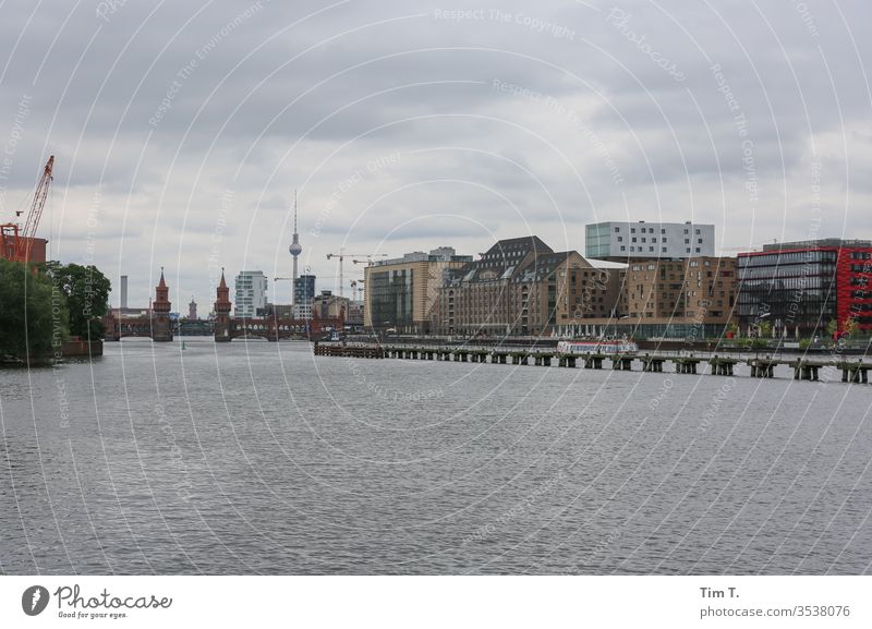 Berlin Spree River Hauptstadt Architektur Deutschland Menschenleer Wahrzeichen tv tower Fernsehturm Treptow Grenzgebiet Oberbaumbrücke Fluss Stadt City Skyline