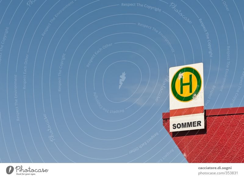 my way Wolkenloser Himmel Frühling Sommer Schönes Wetter Bushaltestelle Haltestelle Fassade Öffentlicher Personennahverkehr Verkehrszeichen Verkehrsschild