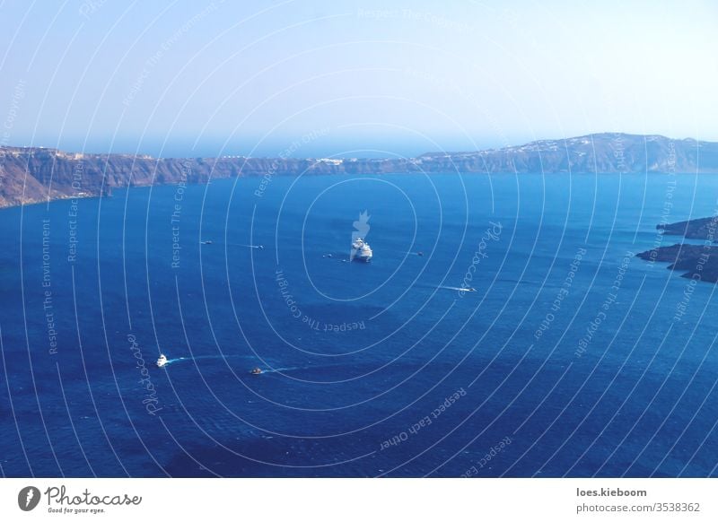 In den Ozean ragende Vulkanklippen mit einem Kreuzfahrtschiff, Fira, Santorin, Griechenland Meer MEER Ansicht Natur Landschaft Küste Himmel Wasser Tourismus