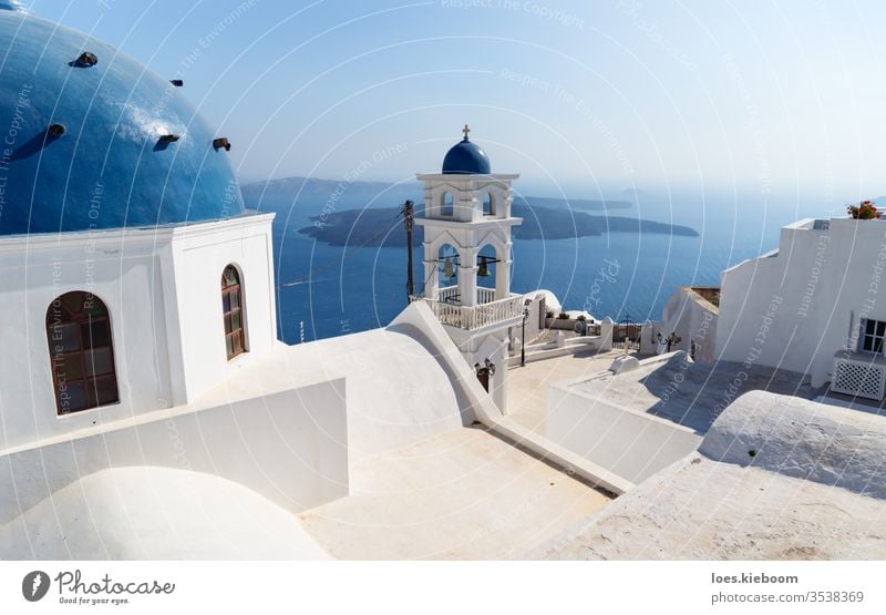 Die Kuppel und der Turm der Kirche von Anastasi mit dem Meer und den Inseln im Hintergrund, Imerovigli, Santorin, Griechenland blau Architektur Gebäude Caldera