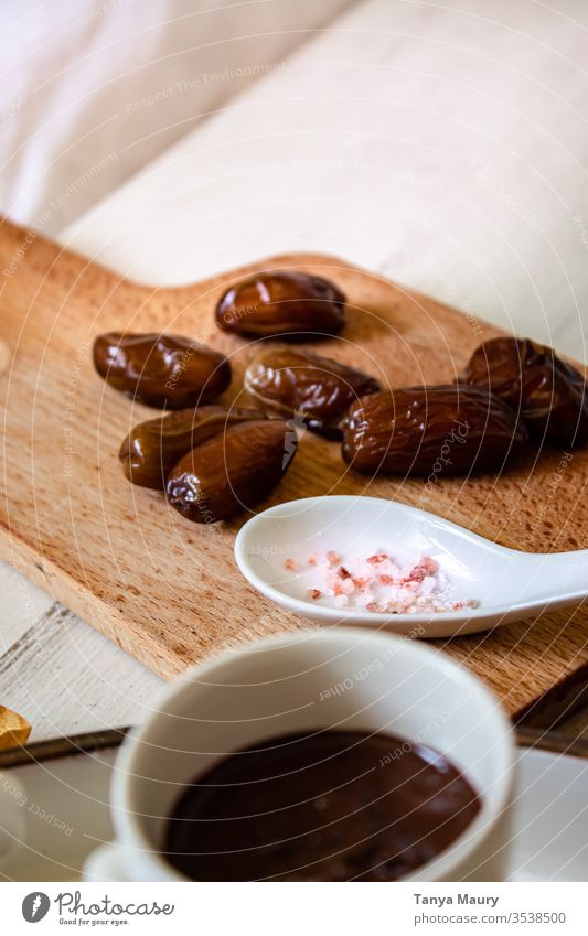 Getrocknete Datteln auf einem Holzbrett Frucht Trockenfrüchte braun Ernährung Antioxidans Gesundheitswesen Essen Kalorie getrocknet Strukturen & Formen