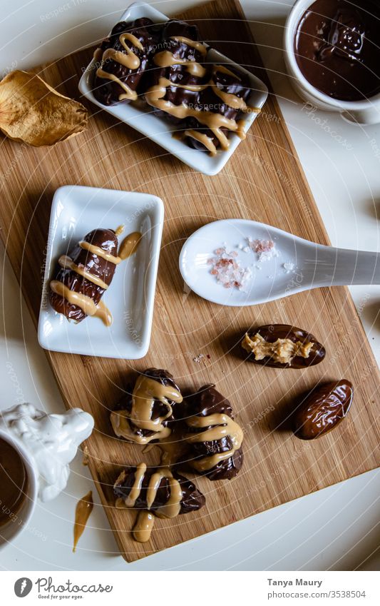 Getrocknete Datteln mit Erdnussbutter auf einem Holzbrett Frucht Trockenfrüchte braun Ernährung Antioxidans Gesundheitswesen Essen Kalorie getrocknet