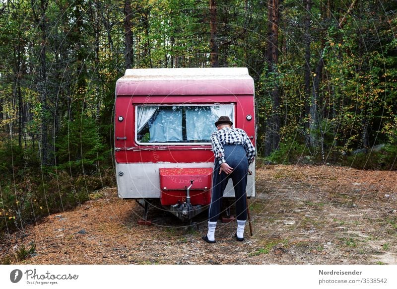 Ups .... oder das Klischee vom Camper Mann Jogginghose Wohnwagen Camping Campingplatz seltsam Slapstick Komik Stereotyp Symbolik Malheur Missgeschick