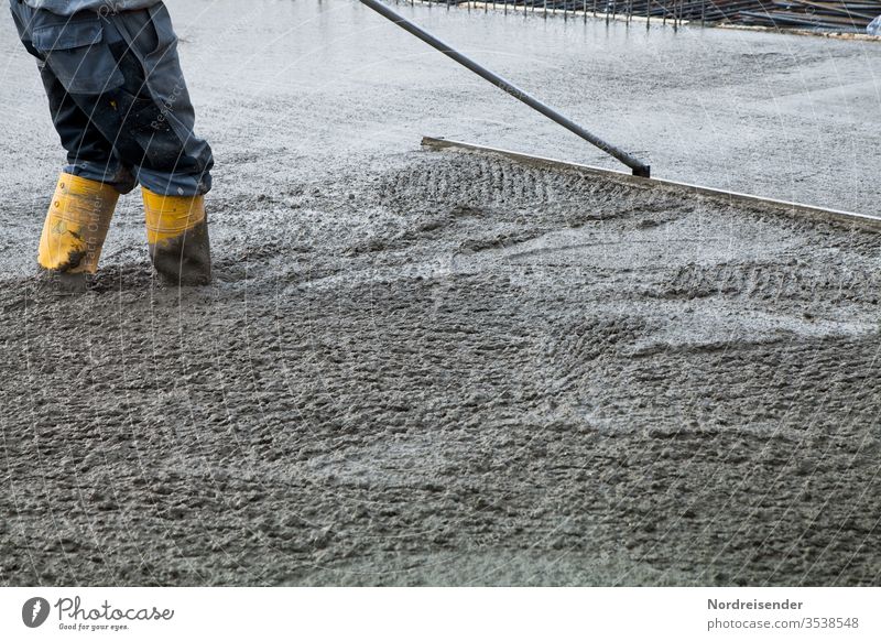 Beton schafft Tatsachen Arbeit & Erwerbstätigkeit Beruf Arbeitsplatz Werkzeug Industrie Wirtschaft Baustelle Maschine Mensch Mann Erwachsene Gummistiefel