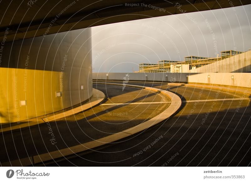 Parken Stadt Stadtzentrum Menschenleer Haus Bahnhof Parkhaus Bauwerk Gebäude Architektur Mauer Wand gut schön ausfahrt Berlin Einfahrt parken Rampe Spirale