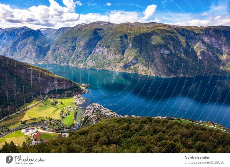 Aussicht vom Stegastein über den Aurlandsfjord wasser gebirge idylle dramatik berge gudvangen aurlandsfjord aurlandsvangen canyon meer landschaftsidylle sommer