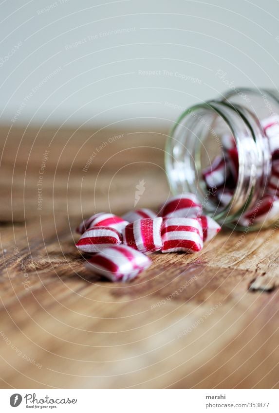 peppermint Lebensmittel Süßwaren Ernährung Essen Glas rot weiß Bonbon gestreift süß geschmackvoll pfefferminz Holztisch lecker Kalorie Farbfoto Innenaufnahme