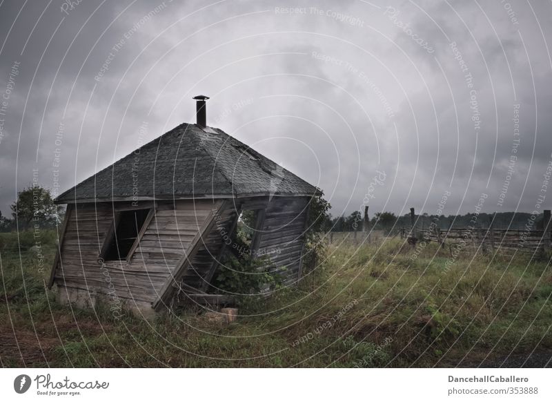 twisted house Wolken Gewitterwolken schlechtes Wetter Unwetter Wind Sturm Garten Wiese Feld Dorf Haus Hütte Ruine Holzhaus alt außergewöhnlich dunkel historisch