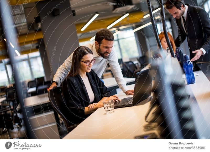 Gruppe junger Geschäftsleute im modernen Büro 20s Partnerin Brainstorming Business Geschäftsmann Geschäftsfrauen lässig Kaukasier Kollege Kollegen Mitteilung