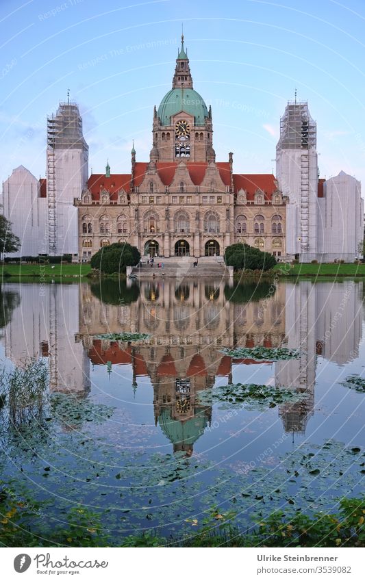 Neues Rathaus Hannover mit verhüllten Seitenflügeln Maschteich Wasser See Spiegelung Prachtbau Turm Rathauskuppel Fassade Architektur historisch Renovierung