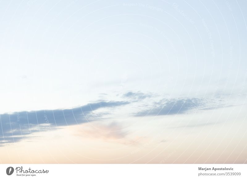 Blick auf den schönen milchigen Himmel bei Sonnenuntergang abstrakt Aspirationen Atmosphäre Ehrfurcht Hintergrund Schönheit blau Klima Cloud Wolken