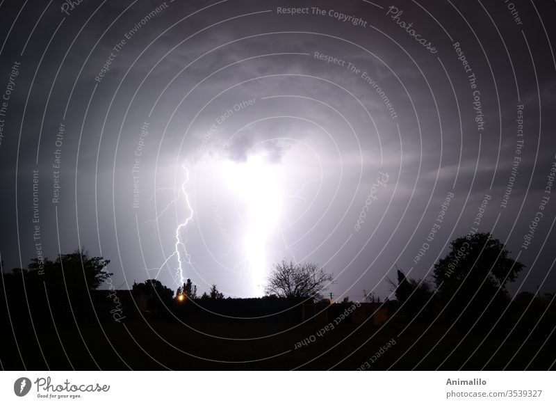 Sommernachts-Beleuchtung Gewitter Donnern Blitze Gewittersturm Unwetter Kraft kampfstark Meteorologie Wetter Licht Gewitterwolken Außenaufnahme Regen Himmel