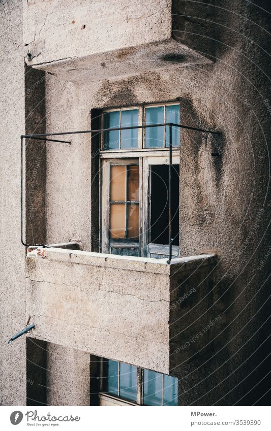 balkonien Balkon haus Altbau altbauwohnung Menschenleer Altbauwohnung Haus Fassade Bauwerk Gebäude Architektur Häusliches Leben Stadtzentrum Altstadt Mauer Wand