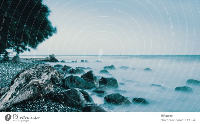 ostseeküste strand grau schlechtes wetter felsen nebel langzeitbelichtung Küste Außenaufnahme schlechtes Wetter Strand Ostsee Wasser Landschaft