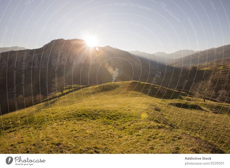 Malerische Aussicht auf bergiges Gelände mit Bäumen und Wiesen an einem sonnigen Tag in Spanien Ansicht malerisch Tal Landschaft Hügel Feld Berge u. Gebirge